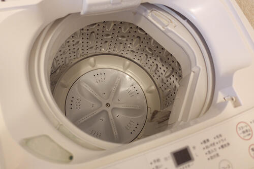 蓋が開いている縦型洗濯機の写真